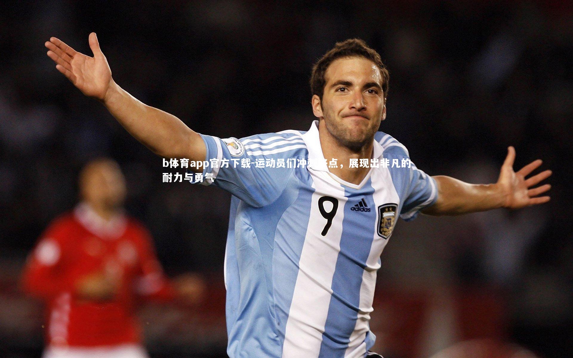 运动员们冲刺终点，展现出非凡的耐力与勇气